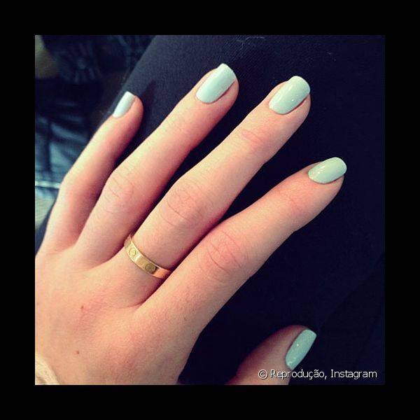 Kylie Jenner j? postou no Instagram o resultado de suas unhas pintadas com esmalte verde pastel